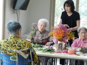 꽃꽂이나 해볼까?