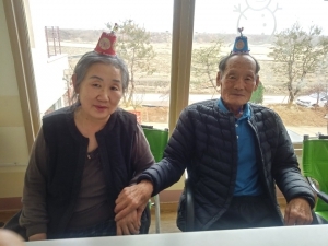 친구와 함께 족두리 쓰고