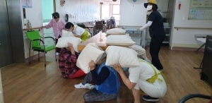 지진대피 훈련 중