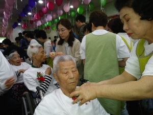 카네이션 달아 드리기