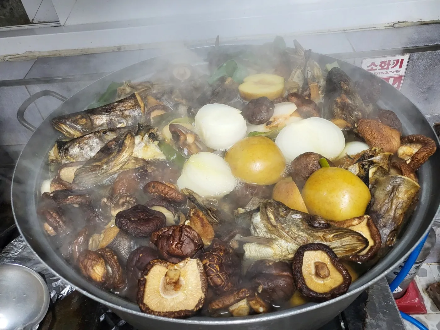 직영 주방에서 육수를 끓이는 모습