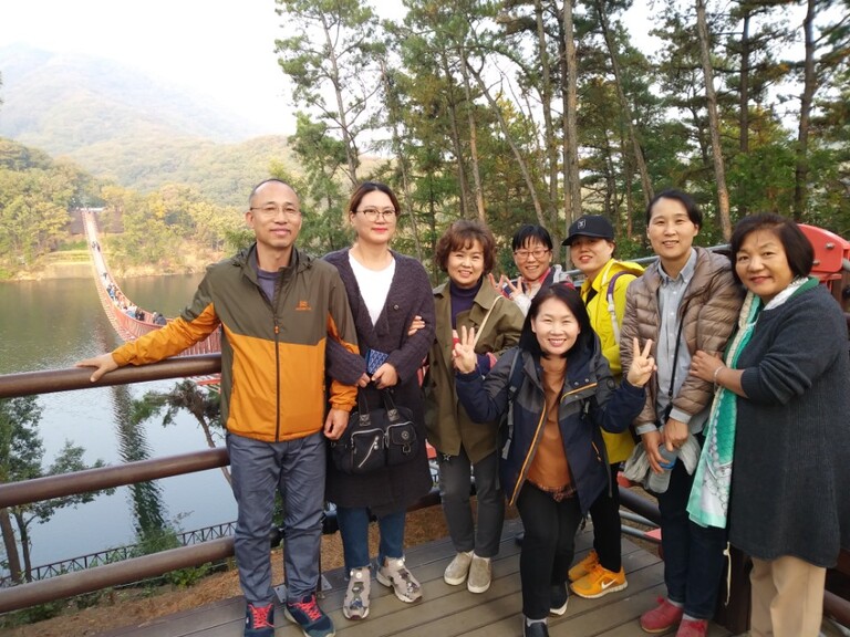 미장호수 흔들다리 앞에서 