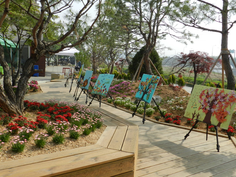 헤이리너싱홈 정원에서 열린 어르신 작품전시