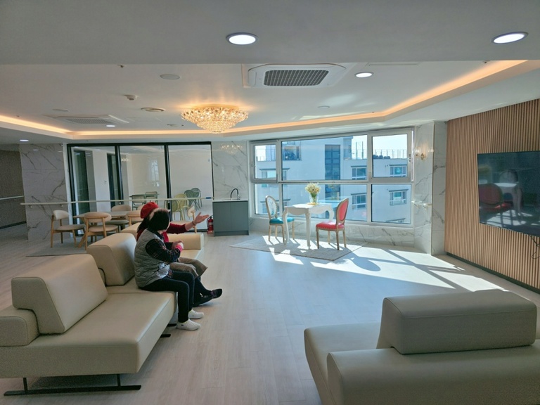 볕이 좋은 응접실